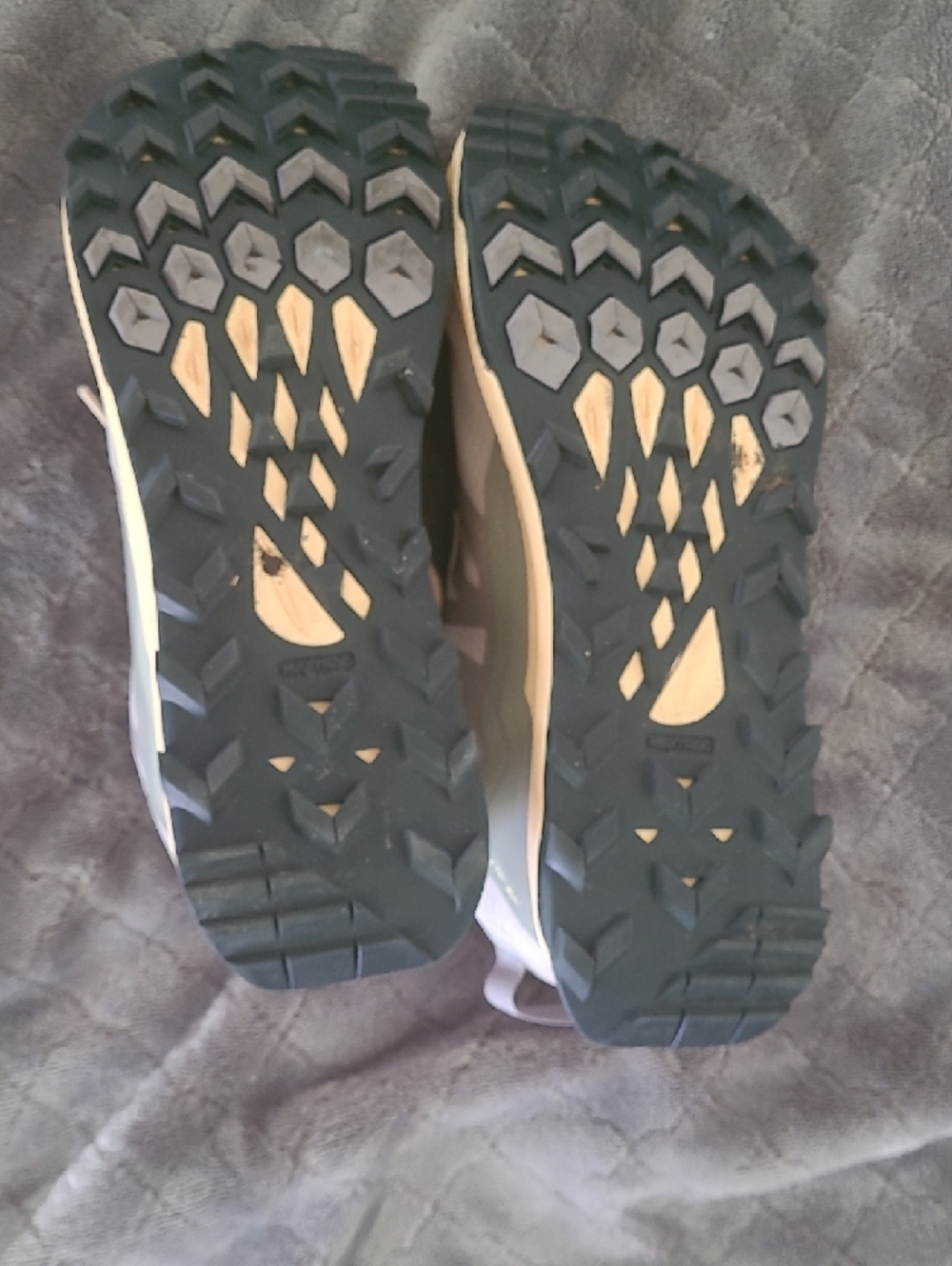 Altra Lone Peak GoreTex Women’s Running Shoes in Light Gray with Peach Laces - Picture 5 of 8